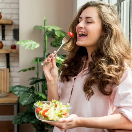 سيدة تتناول حصة من الخضروات- المصدر freepik