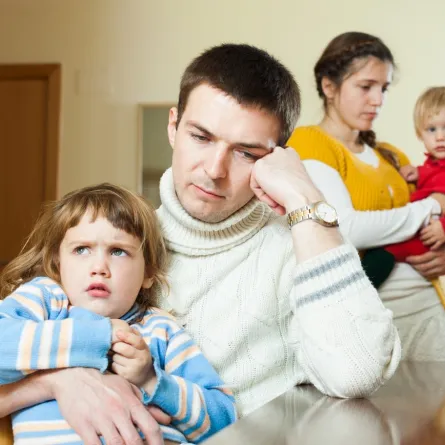 صورة لأسرة صغيرة قلقة متوترة