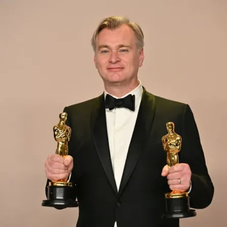 كريستوفر نولان في حفل توزيع جوائز الأوسكار 2024 ( Christopher Nolan at the Oscars ). مصدر الصورة: Robyn BECK / AFP