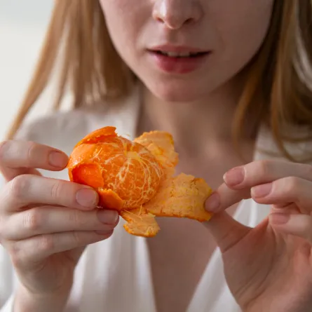 سيدة تتناول اليوسفي- المصدر freepik