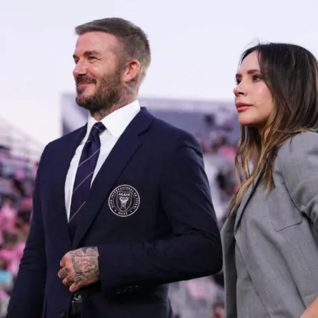 ديفيد بيكهام وفيكتوريا بيكهام في ملعب تشيس في فورت لودرديل، فلوريدا (David Beckham and Victoria Beckham at Chase Stadium in Fort Lauderdale, Florida). مصدر الصورة: Rich Storry/Getty Images/AFP