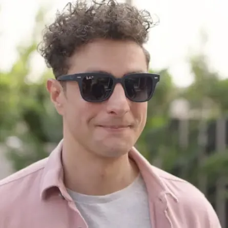 أحمد الفيشاوي يعود من أمريكا لاستقبال عزاء والدته سمية الألفي