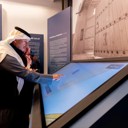 وزير السياحة أحمد الخطيب خلال زيارته لمركز التراث الثقافي بمنطقة القصيم. الصورة من الحساب الرسمي لوزير السياحة على منصة x