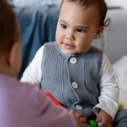 صورة لطفل يلعب مع طفل آخر