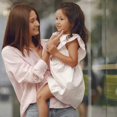 صورة لطفلة مع والدتها