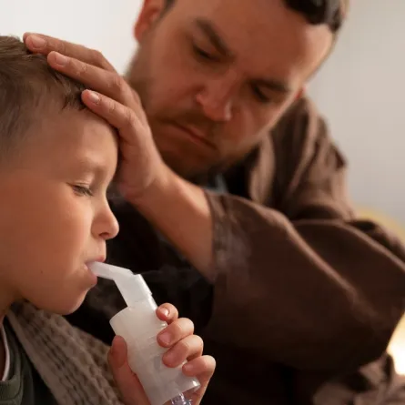 طفل يعاني من ضيق التنفس