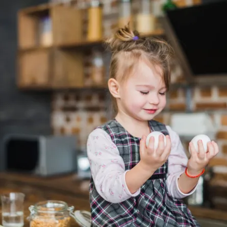 صورة لطفلة تحب البيض