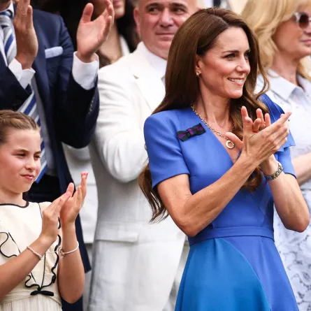 كيت ميدلتون والأميرة شارلوت في نادي عموم إنجلترا للتنس والكروكيه في ويمبلدون ( Kate Middleton and Princess Charlotte at the All England Lawn Tennis and Croquet Club in Wimbledon ). مصدر الصورة: HENRY NICHOLLS / AFP
