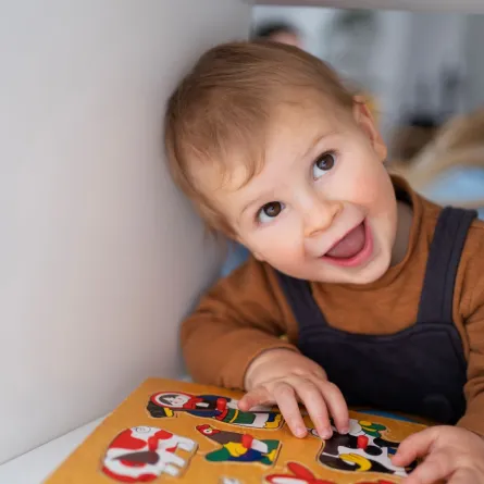 صورة تعبر عن طفل يتكلم