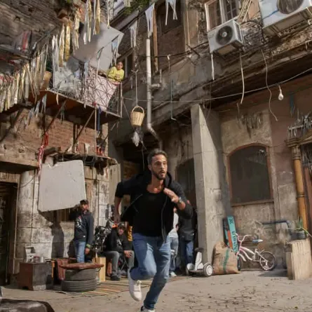 يوسف الشريف في كواليس مسلسل فن الحرب -الصورة من المركز الإعلامي للشركة المنتجة