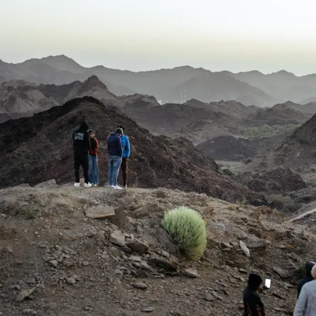 بدأت أولى محطات الفعالية برحلة "هايكنج". الصورة من مكتب دبي الإعلامي