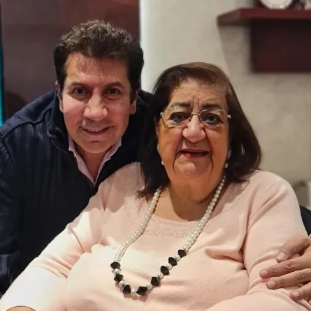 هاني رمزي مع والدته الراحلة- الصورة من حسابه على إنستغرام