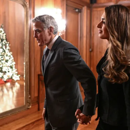 جورج كلوني مع زوجته أمل كلوني في قصر مالاكانانغ في مانيلا (George Clooney with his wife Amal Clooney at the Malacanang Palace in Manila). مصدر الصورة: NOEL CELIS / POOL / AFP