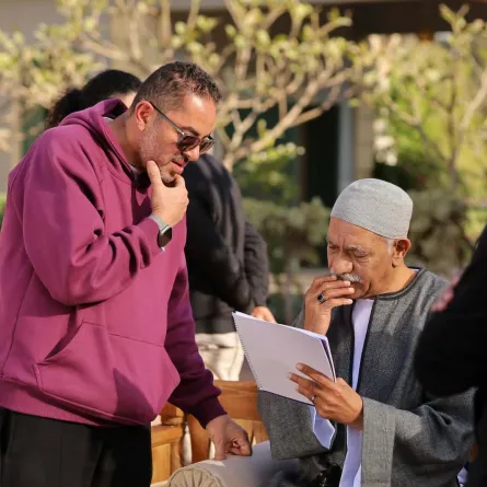 المخرج أحمد شفيق مع الفنان سيد رجب من كواليس بيبو - الصورة من المركز الإعلامي للشركة المنتجة