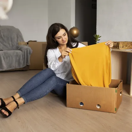 تفسير رؤيا حزم الملابس في المنام- مصدر الصورة: Freepik