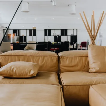 كنب بلون بني فاتح