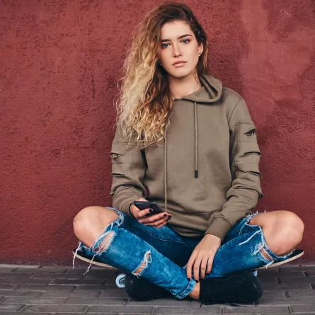 تفسير حلم ارتداء ملابس مقطعة- مصدر الصورة: Freepik by fxquadro