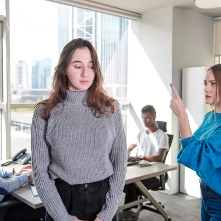 الإحراج الاجتماعي بين الزملاء