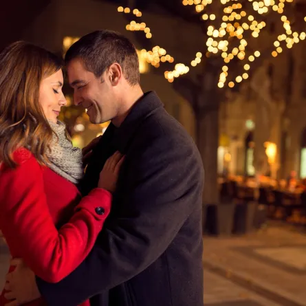  العلاقات الزوجية مبنية على المحبة والمودة وعبارات الشوق والمحبة بين الزوجين 