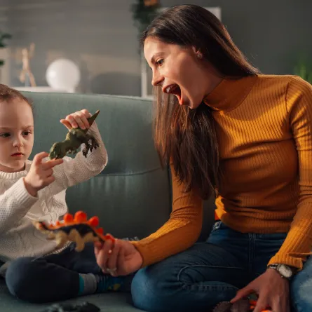 صورة أم وابنها في حالة غضب