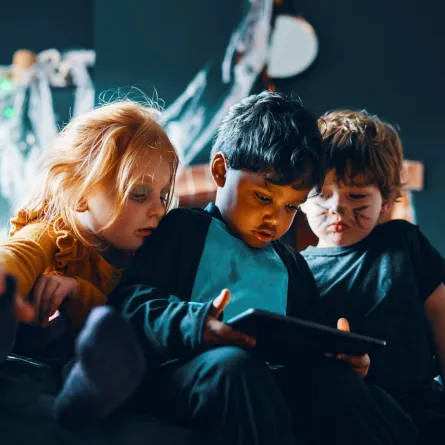 صورة أطفال يتابعون الشاشات