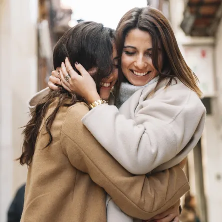 تفسير حلم العناق- مصدر الصورة: Freepik