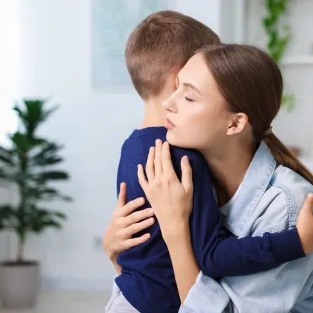 صورة تعبر عن علاقة ناجحة بين الأم وطفلها