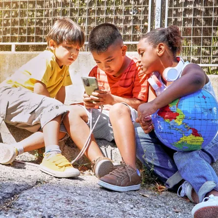 صورة اطفال على مواقع التواصل