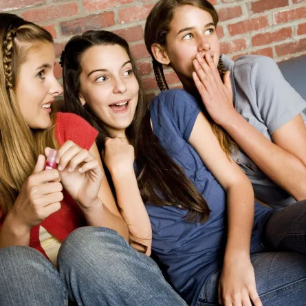 صورة لوقوع المراهقات عرضة للتأثيرات خارجية