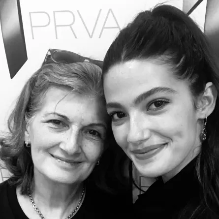 تارا عماد ووالدتها- الصورة من حسابها على إنستغرام