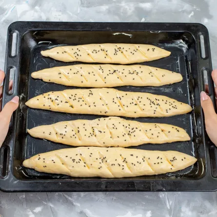 صينية خاصة بالفرن مع أرغفة خبز