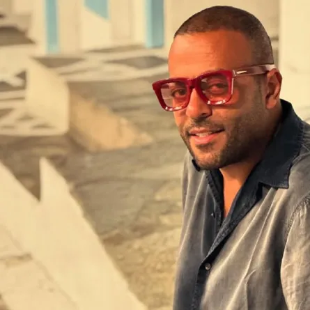 على نهج أغانيه الحزينة.. أحمد سعد يهنئ تامر عاشور بيوم ميلاده