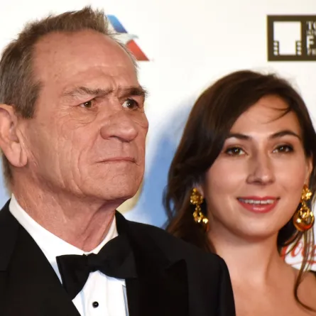 تومي لي جونز Tommy Lee Jones مع ابنته فيكتوريا جونز Victoria Jones في مهرجان طوكيو السينمائي الدولي 2017. مصدر الصورة: Kazuhiro NOGI / AFP