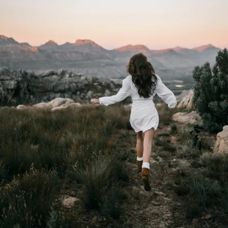 تفسير حلم الهروب والخوف من شخص مجهول 