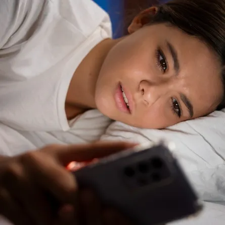 صورة لطفلة سهرانة مع الجوال