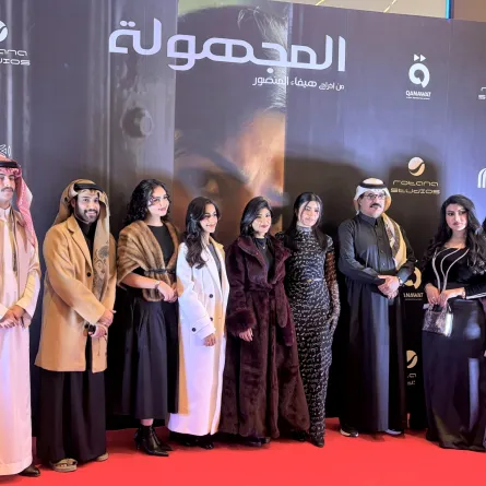 شافي الحارثي مع أبطال فيلم "المجهولة"- الصورة خاصة بـ"سيدتي" من تصوير زكية البلوشي