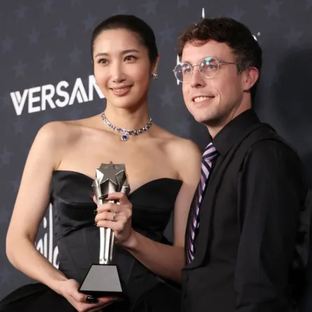 المغنية الأمريكية إي جاي EJAE والملحن الأمريكي مارك سونينبليك Mark Sonnenblick في حفل توزيع جوائز اختيار النقاد 2026. مصدر الصورة: Michael Tran / AFP