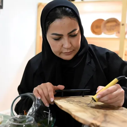 إحدى الحرفيات السعوديات في قرية أتاريك العالمية. الصورة من وكالة الأنباء السعودية "واس"