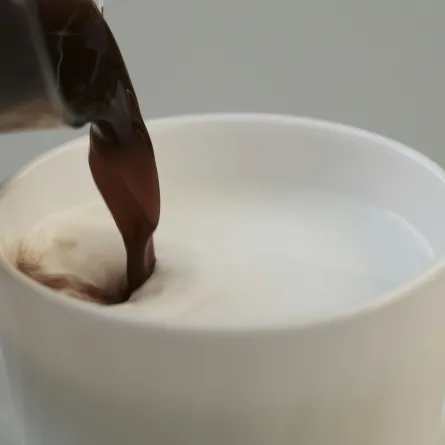 فنجان الكاكاو الساخن بالحليب