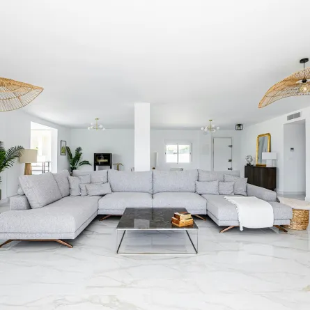 منزل أبيض واسع