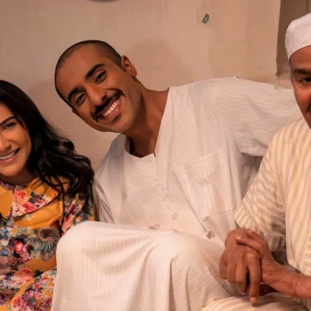منصور البلوشي يتوسط عبد الرحمن العقل وهدي حسين بكواليس الغميضة- الصورة من  حسابه على الانستغرام