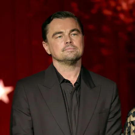 ليوناردو دي كابريو في كاليفورنيا ( Leonardo DiCaprio in California). مصدر الصورة: KEVIN WINTER / GETTY IMAGES NORTH AMERICA / Getty Images via AFP