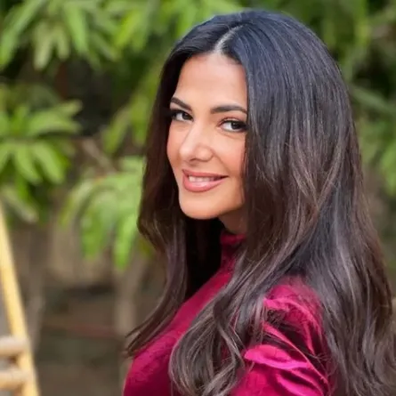 دنيا سمير غانم تستعيد ذكريات والدتها دلال عبد العزيز بصورة من طفولتها