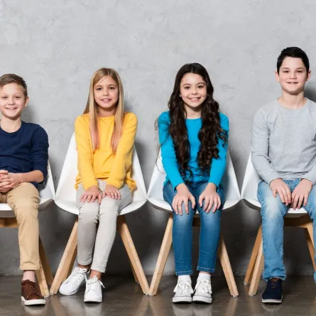 صورة لعدد من المراهقين والمراهقات