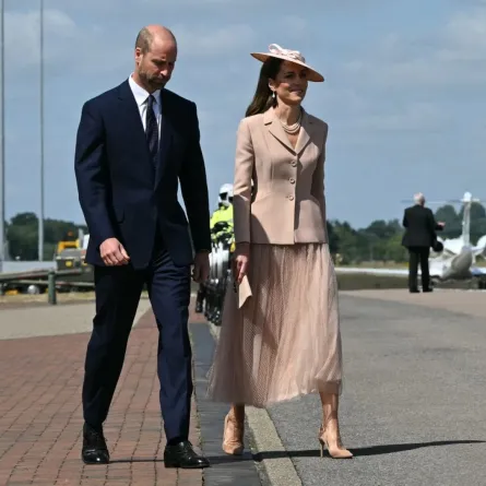 الأمير وليام وأميرة ويلز كيت ميدلتون في قاعدة نورثولت الجوية الملكية Prince William and Catherine Middleton- (مصدر الصورة: JUSTIN TALLIS / POOL / AFP)
