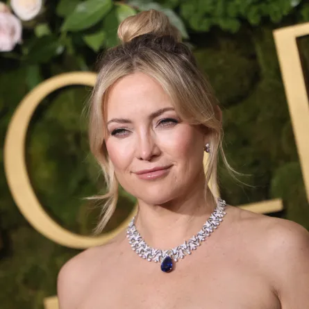 كيت هدسون ترتدي عقداً فاخراً من الألماس والياقوت الأزرق في غولدن غلوب