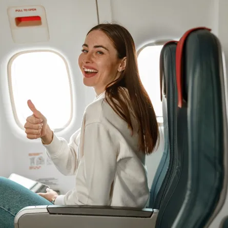 مسافرة على متن الطائرة