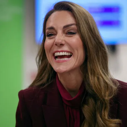 كاثرين (كيت ميدلتون) خلال زيارة لمستشفى تشارينغ كروس في غرب لندن (Catherine during a visit to Charing Cross Hospital in west London). مصدر الصورة: Isabel Infantes / POOL / AFP