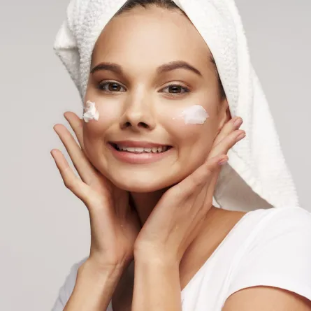 صورة لوضع كريمات الترطيب