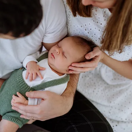 صورة مولود مع الأبوين